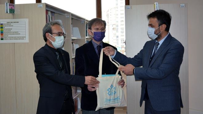 KİTAP KURDU ÖRNEK ÖĞRETMEN