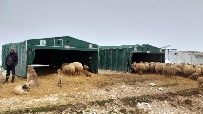 YAYLADA MAHSUR KALAN KOYUNCULARIN İMDADINA 