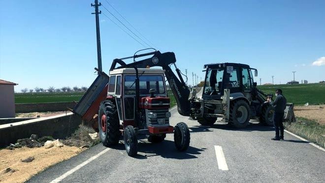 ÇİFTÇİNİN TRAKTÖRÜ DEVRİLDİ,