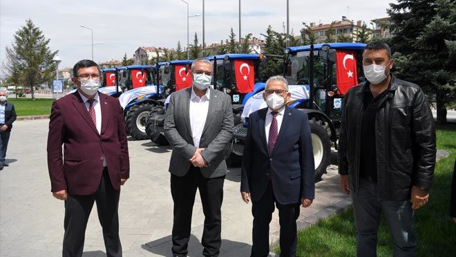 BAŞKAN BÜYÜKKILIÇ’TAN 5 İLÇEYE 5 TRAKTÖR