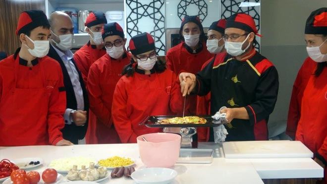 İŞVERENLERİ ŞAŞIRTAN AİLELERİ SEVİNDİREN OKUL