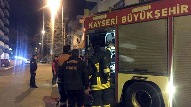 BİNA BOŞLUĞUNDAKİ YANGIN EKİPLERİ HAREKETE GEÇİRDİ