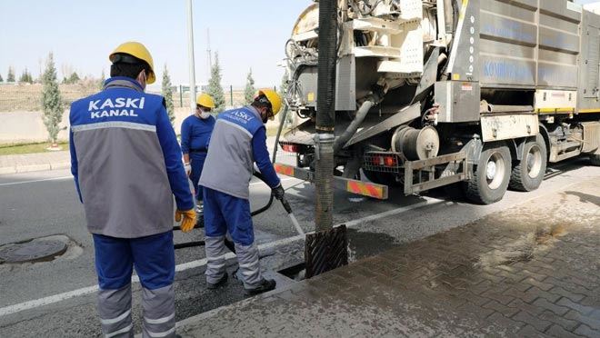 KASKİ IZGARALARI TEMİZLİYOR