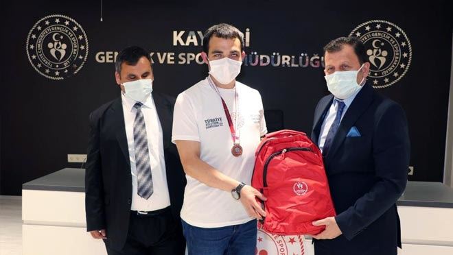 KABAKCI ŞAMPİYONLARI ÖDÜLLENDİRDİ