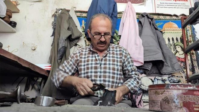 KAYSERİ’DE ÜRETTİĞİ AYAKKABILARI