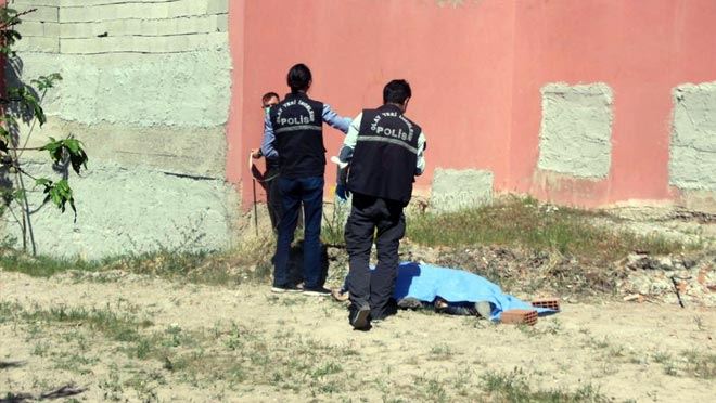 METRUK BİNA BAHÇESİNDE ÖLÜ BULUNDU