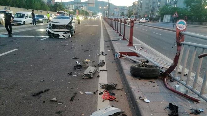 OTOMOBİLLER ÇARPIŞTI, ORTALIK SAVAŞ ALANINA DÖNDÜ