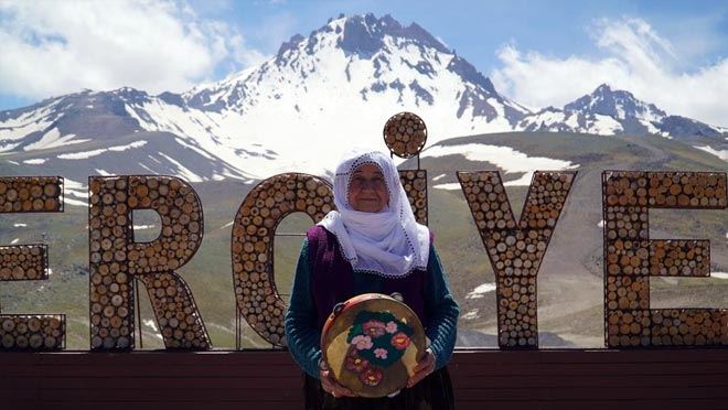 NECİBE NİNE 75 YILLIK ÖMRÜNDE İLK KEZ ERCİYES’E ÇIKTI