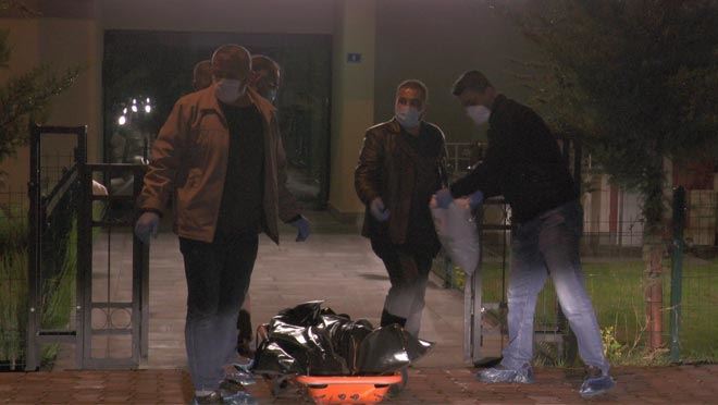 TARTIŞTIĞI BABASINI ÖNCE BIÇAKLADI SONRA TABANCAYLA ÖLDÜRDÜ