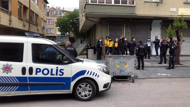 BIÇAKLA KENDİNİ EVE KAPATTI