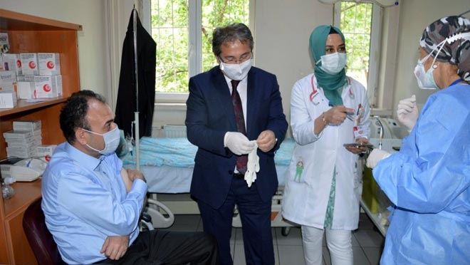 ÇANDIROĞLU’NA İLK AŞI İL SAĞLIK MÜDÜRÜ BENLİ’DEN