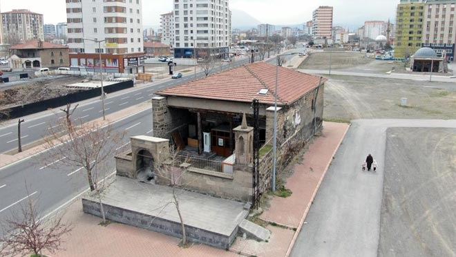 TASMAKIRAN CAMİİ YILLARA VE YENİ YAPILARA MEYDAN OKUYOR