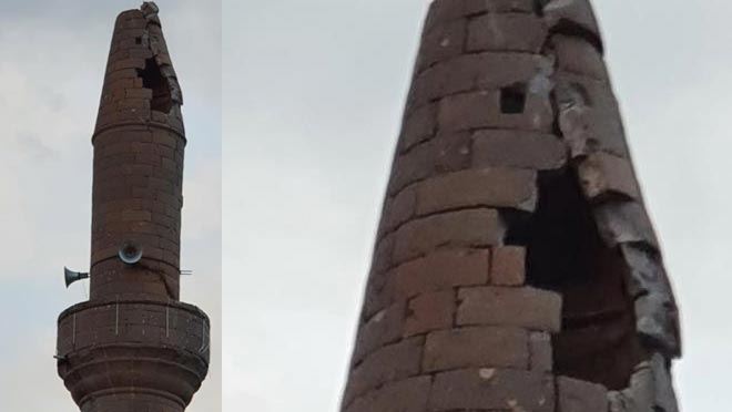 CAMİ MİNARESİNE DÜŞEN YILDIRIM AĞIR HASARA NEDEN OLDU