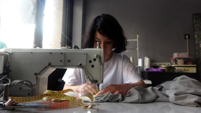 19 YAŞINDAKİ GENÇ, KENDİ TASARIMLARINI İNTERNETTEN SATARAK DÜKKAN AÇTI