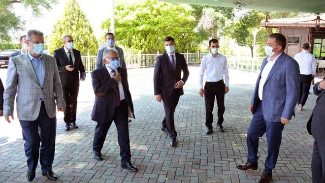 BAŞKAN AKAY BAŞKAN BÜYÜKKILIÇ’I AĞIRLADI