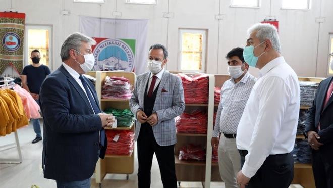 “MELİKGAZİ KIYAFET EVİ” İHTİYAÇ SAHİPLERİNİ GİYDİRMEYE DEVAM EDİYOR