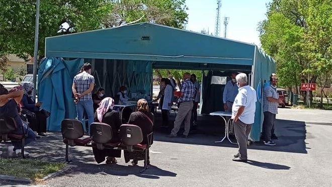 TOMARZA HASTANESİ BAHÇESİNE AŞI ÇADIRI KURULDU