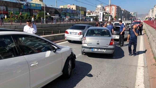 SİVAS CADDESİNDE 5 ARAÇLIK ZİNCİRLEME KAZA