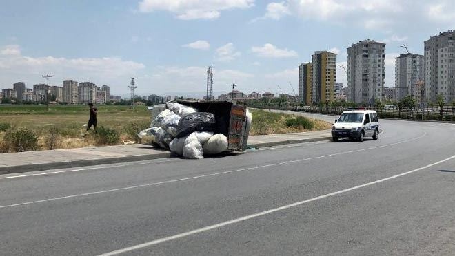 VİRAJI ALAMAYAN ELYAF YÜKLÜ KAMYONET DEVRİLDİ