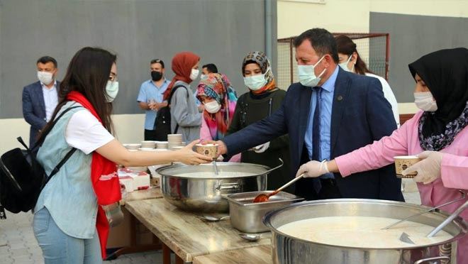 İL MÜDÜRÜ KABAKCI ÖĞRENCİLERE MANTI İKRAM ETTİ