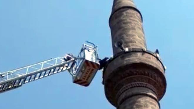 MİNAREDE MAHSUR KALAN ADAMI BÜYÜKŞEHİR İTFAİYESİ KURTARDI