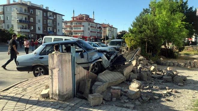 BÜYÜKLER KAZA YAPTI OLAN 8 YAŞINDAKİ ÇOCUĞA OLDU