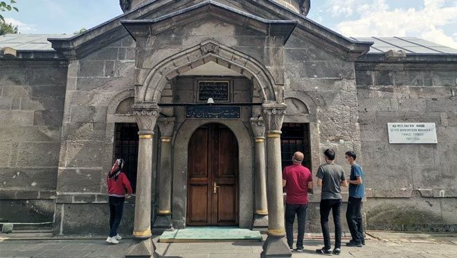 YKS SINAVINA GİRECEK ÖĞRENCİLER TÜRBELERE KOŞTU