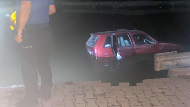 OTOMOBİL KANALA DÜŞTÜ: 2 YARALI