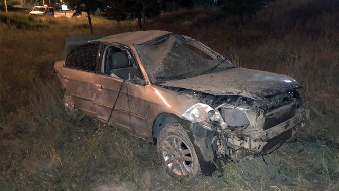 YOLDAN ÇIKAN OTOMOBİL TAKLA ATTI: 3 YARALI