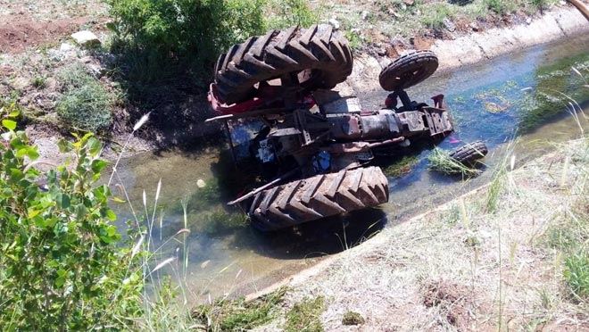 TRAKTÖR SULAMA KANALINA YUVARLANDI: 1 ÖLÜ, 2 YARALI