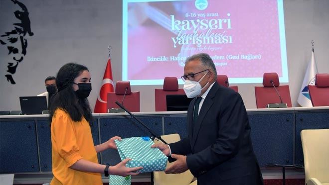 GENÇ TÜRKÜCÜLER ÖDÜLLENDİRİLDİ