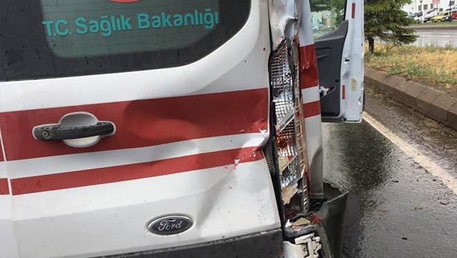HASTA TAŞIYAN AMBULANS KAZA YAPTI