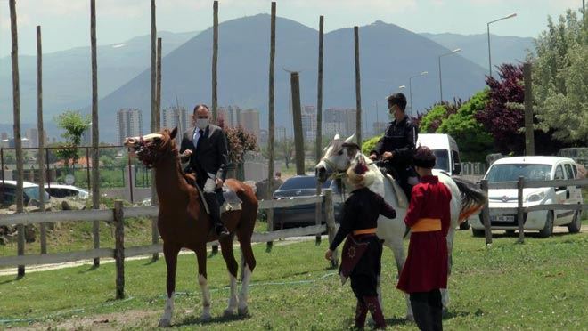 MİLLİ EĞİTİM MÜDÜRÜ ÖZEL ÖĞRENCİLERLE BİRLİKTE AT BİNDİ