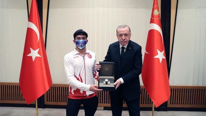 CUMHURBAŞKANI ERDOĞAN, MERT EFE KILIÇER’İ ÖDÜLLENDİRDİ