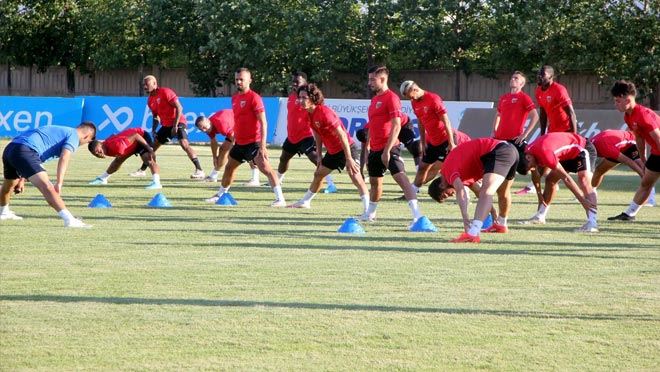 KAYSERİSPOR’UN YENİ TRANSFERLERİ SAHAYA İNDİ