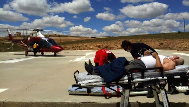 ARININ SOKMASIYLA ŞOKA GİREN ADAM HAVA AMBULANSI İLE HASTANEYE KALDIRILDI