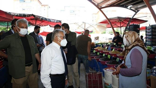 BAŞKAN BÜYÜKKILIÇ BELSİN SEMT PAZARI’NI ZİYARET ETTİ