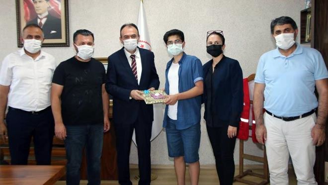 ÇANDIROĞLU LGS TÜRKİYE BİRİNCİSİ OLAN ÖĞRENCİYİ ÖDÜLLENDİRDİ