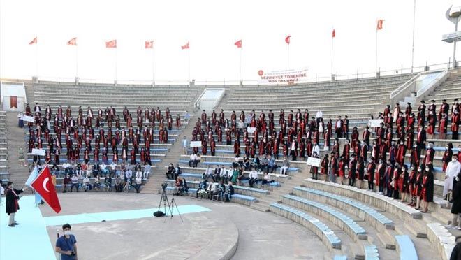 ERÜ - İKTİSADİ VE İDARİ BİLİMLER FAKÜLTESİ’NDE MEZUNİYET SEVİNCİ