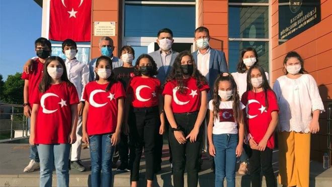 ÖĞRENCİLER 15 TEMMUZ ŞEHİTLERİNİ ANDI