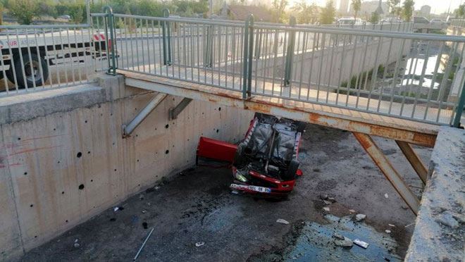 OTOMOBİLİ EKSPERE GÖTÜRÜRKEN KAZA YAPTILAR