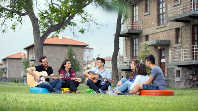 AGÜ ÖĞRENCİ MEMNUNİYETİNDE TÜRKİYE BİRİNCİSİ