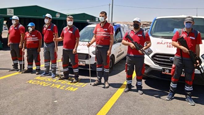 KURBAN YAKALAMA TİMİ ENJEKTÖRLÜ HAVALI TÜFEK İLE NÖBET TUTUYOR  