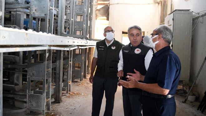 ŞAHİN, 10 BİN TAVUĞUN TELEF OLDUĞU ÇİFTLİĞİ ZİYARET ETTİ