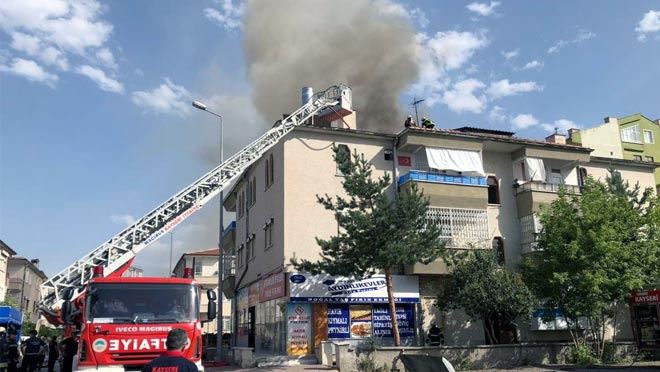 3 KATLI APARTMANIN ÇATISINDA YANGIN