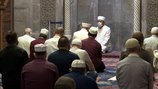 KAYSERİ’DE BAYRAM NAMAZI  VATANDAŞLAR CAMİLERE AKIN ETTİLER