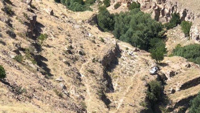 VİYADÜK KENARINA PARK EDİLEN OTOMOBİL 200 METRE AŞAĞIYA YUVARLANDI