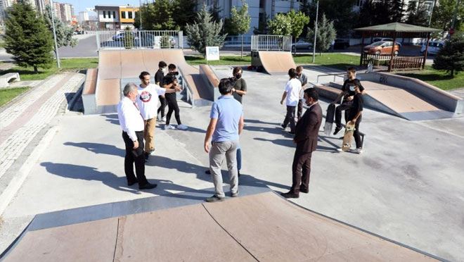 BAŞKAN PALANCIOĞLU KAYKAY PARKURU’NU YENİLEME SÖZÜ VERDİ