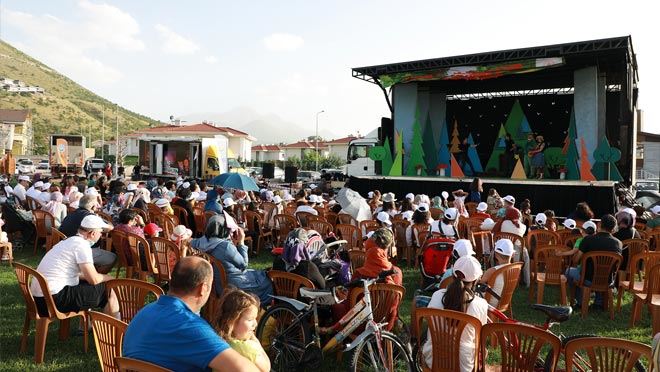 TALAS’TA AÇIK HAVADA ÇOCUK TİYATROSU DÜZENLENDİ