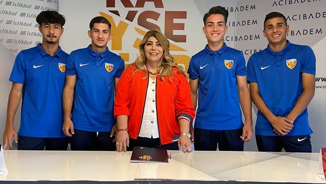 KAYSERİSPOR’DA 4 OYUNCU PROFESYONEL OLDU